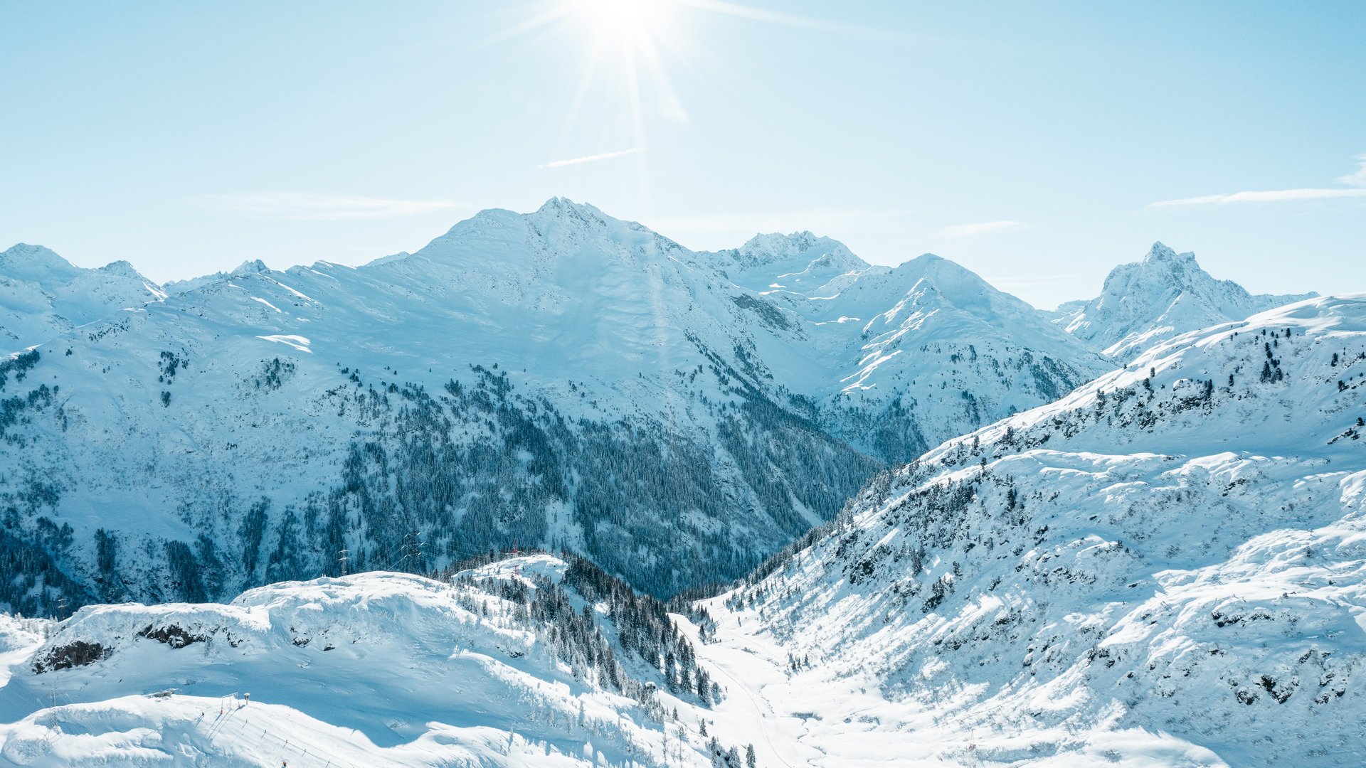 Zum Pressebereich des Hotel Maiensee Sonniger Tag über verschneiten Bergen und Tälern im Winter
