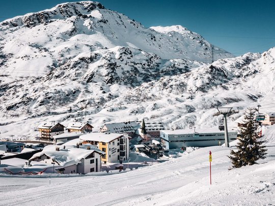 Ihr Hotel in St. Christoph am Arlberg Verschneite Berglandschaft mit Skilift und Dorf im Tal