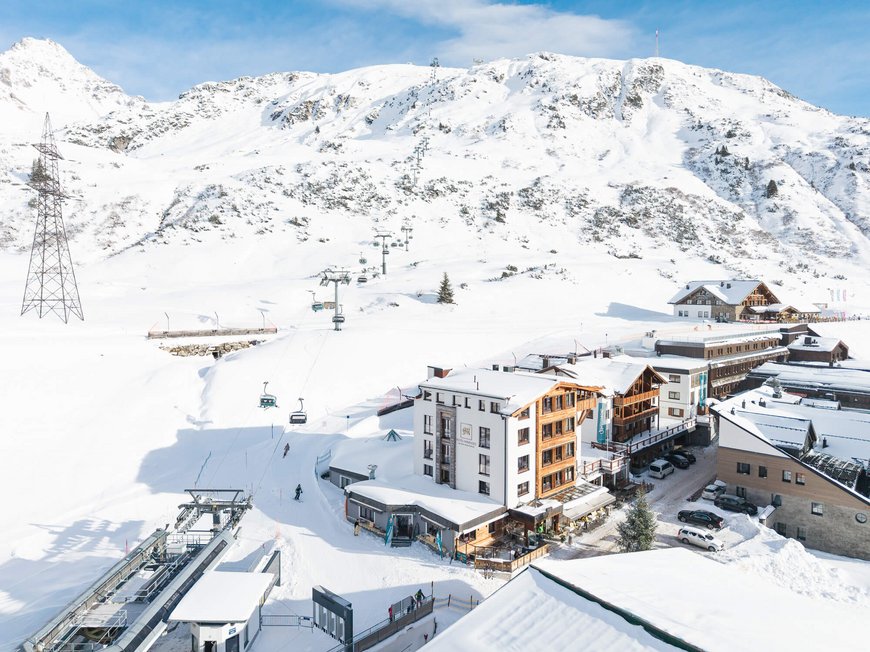Das Maiensee: Ihr Hotel in St. Christoph Schneebedecktes Bergdorf mit Skilift und Berg im Hintergrund
