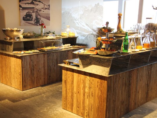 Das Maiensee: Ihr Hotel in St. Christoph Buffet mit frischem Obst, Getränken und Vorspeisen in gemütlichem Raum