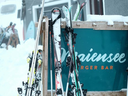 Burger im Skihotel in St. Anton am Arlberg Skier mit Schnee an einem Skiständer vor Mariensee Burger Bar
