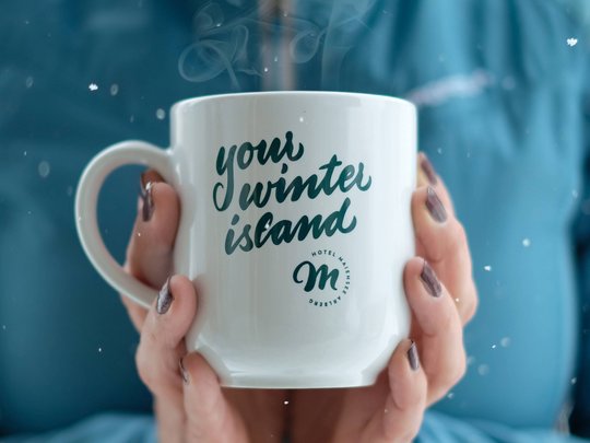 Ihr Hotel in St. Christoph am Arlberg Person hält dampfende Tasse mit dem Schriftzug your winter island