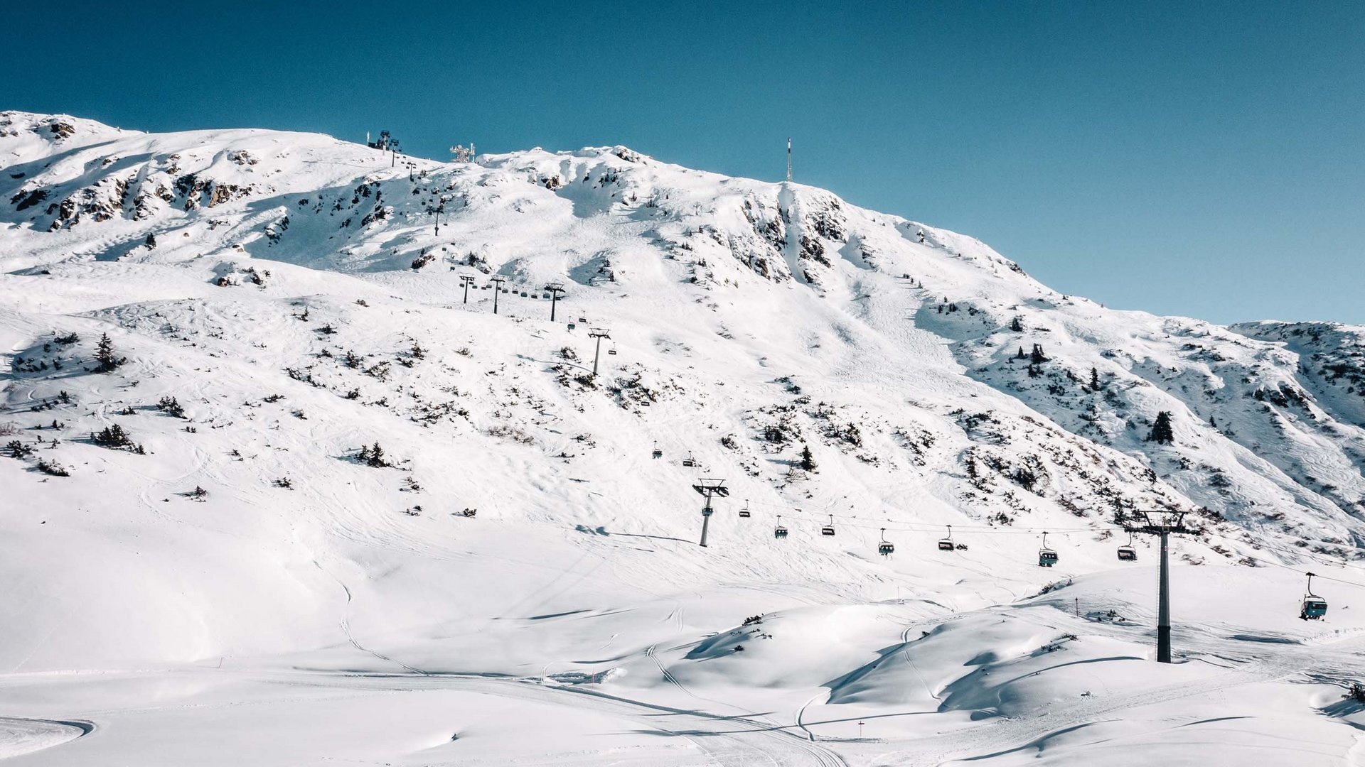 Hotel Maiensee: Wintersport am Arlberg Verschneiter Berg mit Sessellift unter klarem Himmel