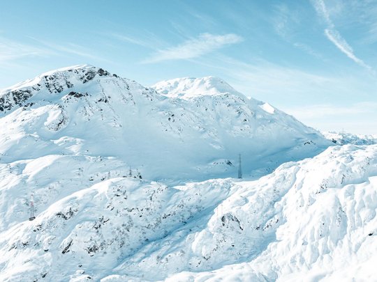 Das Maiensee: Ihr Hotel in St. Christoph Schneebedeckte Berge unter hellem blauen Himmel