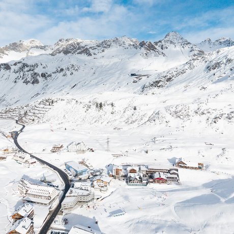 Ihre Unterkunft in St. Christoph am Arlberg: Bilder Winterlandschaft mit verschneiten Bergen und einem kleinen Dorf