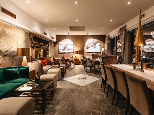 Die Lounge-Bar in Ihrem Skihotel am Arlberg Gemütlicher Restaurantinnenraum mit Holzmöbeln und alpiner Dekoration