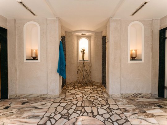 Ihr Hotel in St. Christoph am Arlberg Eleganter Duschbereich mit Marmorfliesen und Kerzenbeleuchtung