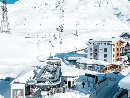 Das Maiensee: Ihr Hotel in St. Christoph Seilbahnstation und Schneelandschaft mit Hotel im Winter