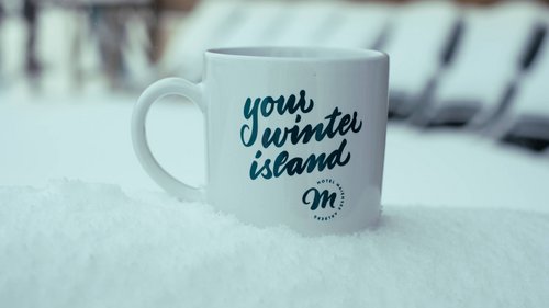 Ihr Hotel in St. Christoph am Arlberg Weiße Tasse mit Aufschrift in frischem Schnee platziert