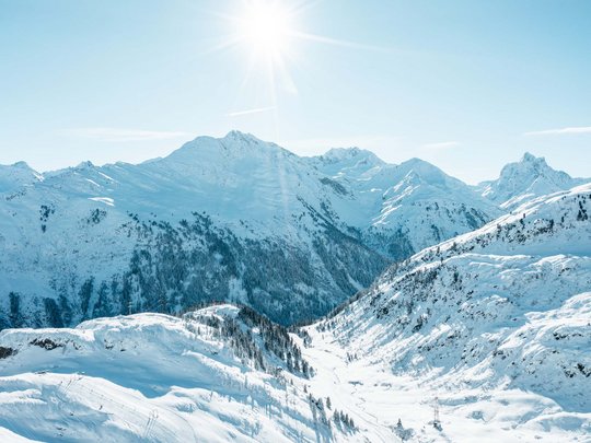 Ihr Hotel in St. Christoph am Arlberg Schneebedeckte Berge unter strahlendem Sonnenschein