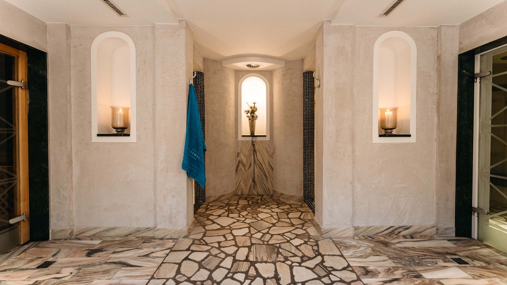 Maiensee: Ihr Wellnesshotel bei St. Anton Moderner Wellnessbereich mit Mosaikfliesenboden und Beleuchtung in Nischen