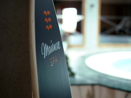 Hotel Maiensee: Wellness nahe St. Anton am Arlberg Schild mit Malinesse Spa vor einem Whirlpool