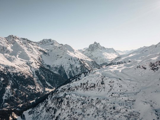 Das Maiensee: Ihr Hotel in St. Christoph Schneebedeckte Alpenberge unter klarem Himmel
