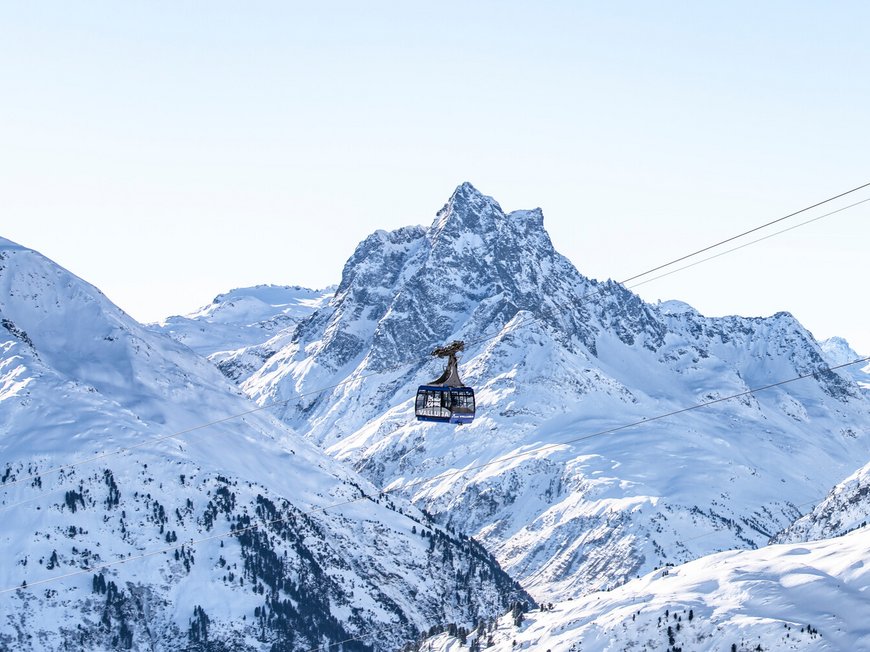 Hotel Maiensee: Wintersport am Arlberg Seilbahn über schneebedeckte Berge mit klarem Himmel
