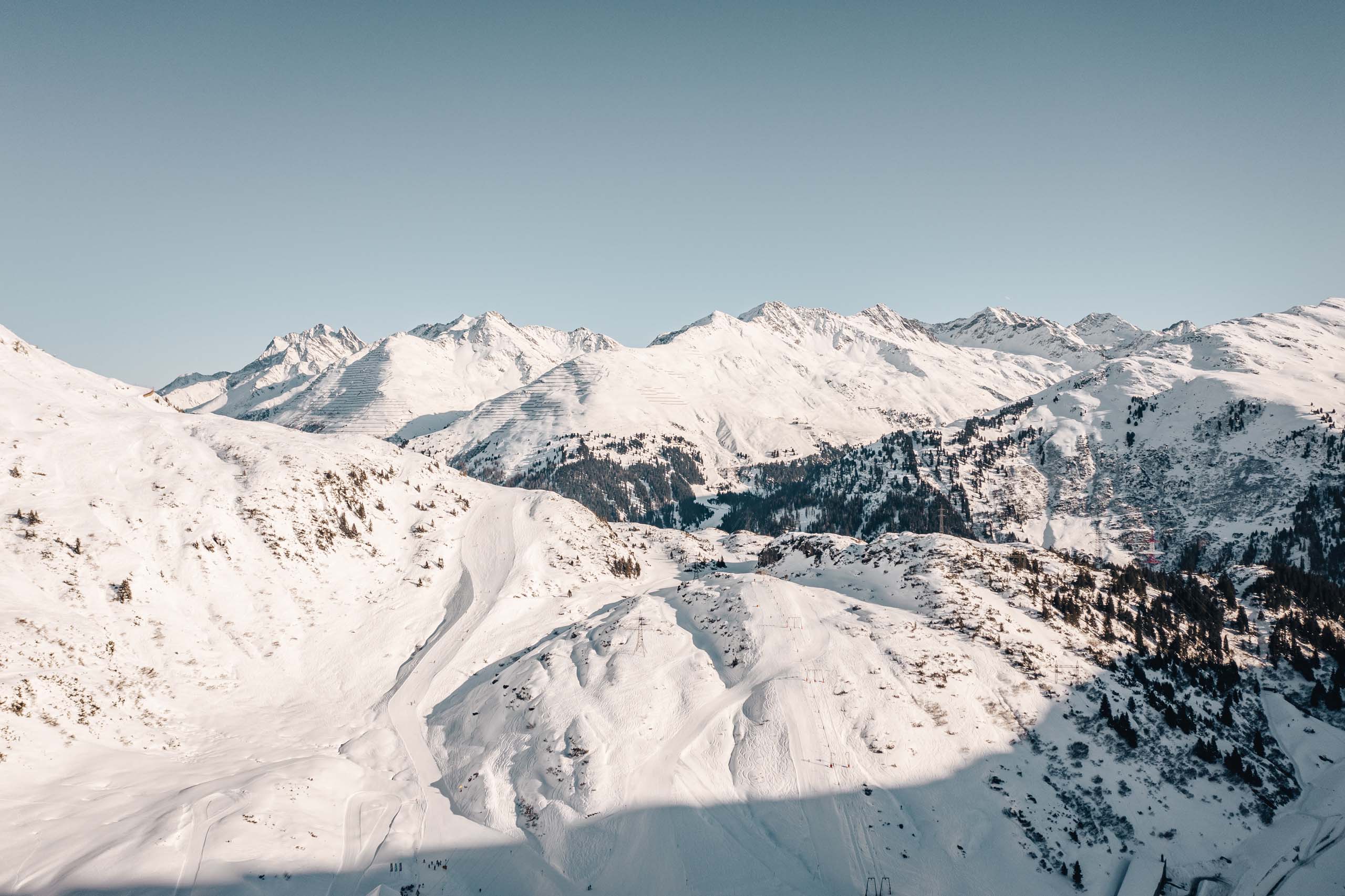Hotel Maiensee: Wintersport am Arlberg Schneebedeckte Gipfel in den Alpen unter klarem Himmel